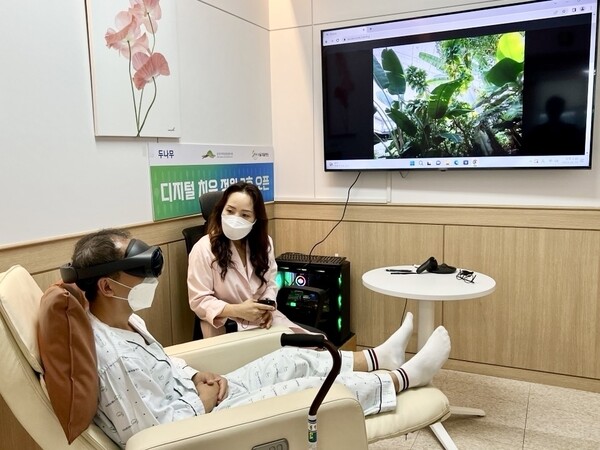 서울재활병원에서 한 환자가 디지털 치유 정원을 체험하고 있다(사진=두나무)/그린포스트코리아