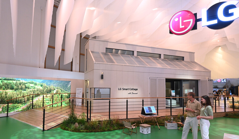 LG전자 전시관 'LG 지속가능한 마을' 입구에 마련된 ‘LG 스마트코티지’ 체험공간. (사진=LG전자)/그린포스트코리아