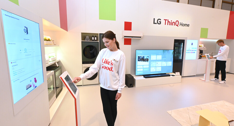 LG UP가전과 구매단계부터 다양한 고객 니즈에 맞춘 초개인화 가전인 LG UP가전 2.0을 소개 'LG 씽큐 홈(ThinQ Home)' 전시 공간. (사진=LG전자)/그린포스트코리아