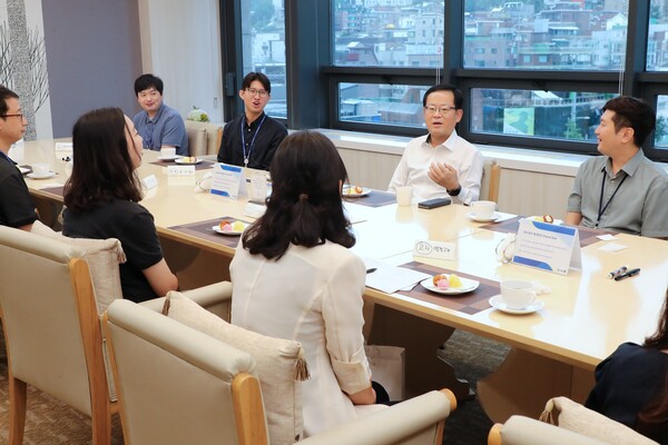 우리은행은 서울 중구 우리은행 본점 직원식당에서 지난 7월 입행 후 처음으로 본부 부서로 발령받은 MZ 행원 11명과 함께 점심을 먹으며 자유롭게 대화하는 시간을 가졌다. (사진=우리은행)/그린포스트코리아