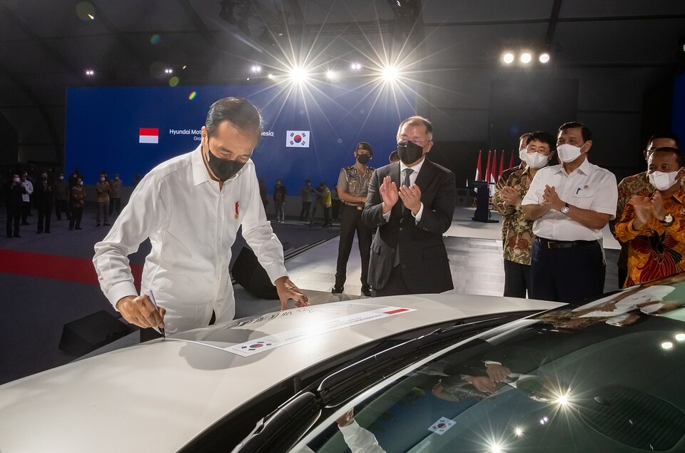 현대차 인도네시아 공장 준공식에서 정의선 현대차그룹 회장(앞줄 왼쪽 2번째)의 박수를 받으며 아이오닉 5에 기념 서명을 하고 있는 조코 위도도 인도네시아 대통령. (사진=현대자동차)/그린포스트코리아
