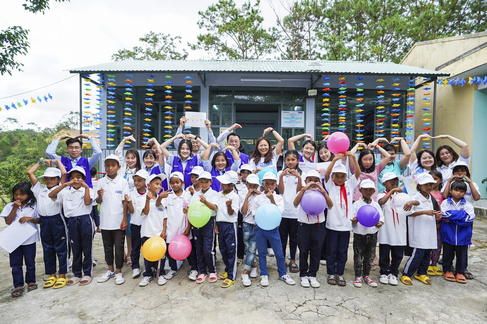 임직원의 급여나눔을 통해 베트남 망덴 기숙형 초등학교에 도서관을 기증한 효성. 사진은 지난 7일 진행된 망덴 초등학교 도서관 완공식. (사진=효성)/그린포스트코리아