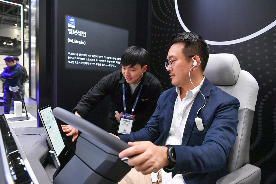 2023 서울모빌리티쇼 현대모비스 부스에 전시된 뇌파 기반 운전자 모니터링 시스템 '엠브레인'. (사진=현대모비스)/그린포스트코리아