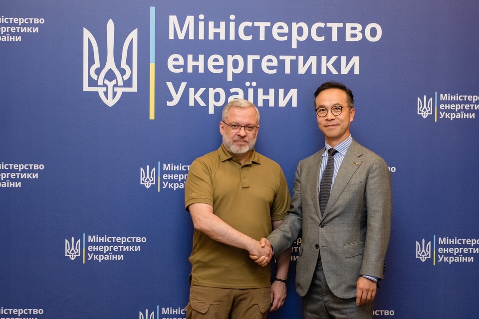 ‘한국-우크라이나 재건 협력 포럼’에서 문성욱 KT 글로벌사업실장(오른쪽)이 제안 발표를 마치고 헤르만 할루시첸코 우크라이나 에너지부 장관(왼쪽)과 기념촬영을 하고 있다. (사진=KT)/그린포스트코리아