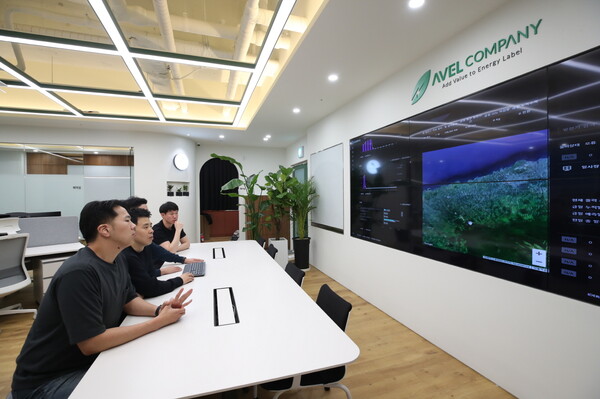 LG에너지솔루션 에비블(AVEL) 임직원들이 제주도 사무실에서 재생에너지 발전량 예측 모니터링을 하고 있다. (사진=LG에너지솔루션)/그린포스트코리아