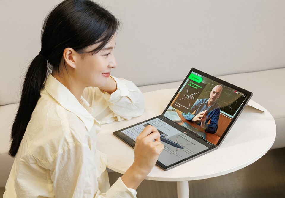 LG디스플레이가 최근 양산을 시작한 '17인치 폴더블 노트북용 OLED 패널'. (사진=LG디스플레이)/그린포스트코리아