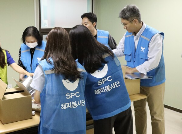 2일 서울시 양재종합사회복지관에서 SPC임직원들이 취약계층에 전달할 선물세트를 포장하고 있다. (사진=SPC그룹)/그린포스트코리아