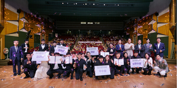 '제7회 전국 발달장애인 음악축제(GMF)' 참가팀이 관객들과 함께 기념사진을 촬영하고 있다. (사진=SK이노베이션)/그린포스트코리아