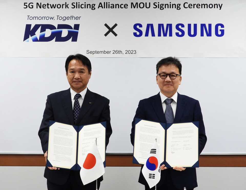 26일 도쿄 KDDI 본사에서 '5G 네트워크 슬라이싱 기술 협력' 업무협약를 체결한 KDDI와 삼성전자. (사진=삼성전자)/그린포스트코리아