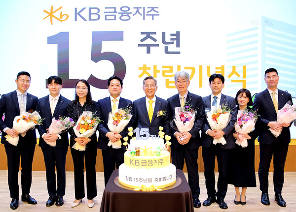윤종규 KB금융그룹 회장이 장기 근속 직원들과 함께 기념촬영을 하고 있다. (사진=KB금융그룹)/그린포스트코리아