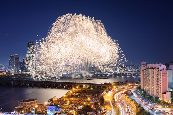 지난 2022년 한화와 함께하는 서울세계불꽃축제에서 선보인 한화의 불꽃. (사진=한화)/그린포스트코리아