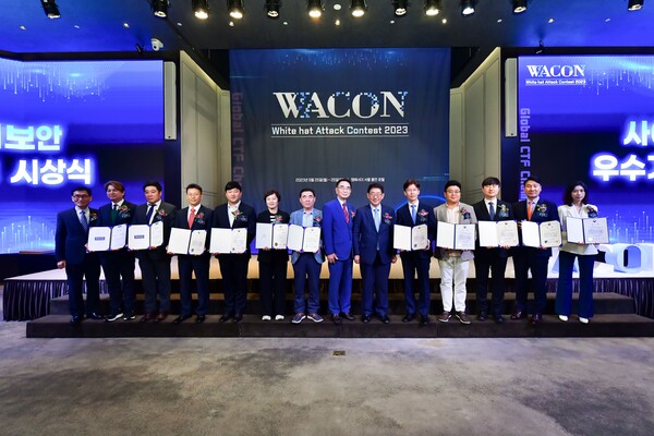 'WACON 2023'에서 사이버보안 우수기업으로 선정된 최영목 한국투자증권 디지털본부장(오른쪽 두 번째)이 수상자 및 관계자들과 함께 기념촬영을 하고 있다. (사진=한국투자증권)/그린포스트코리아