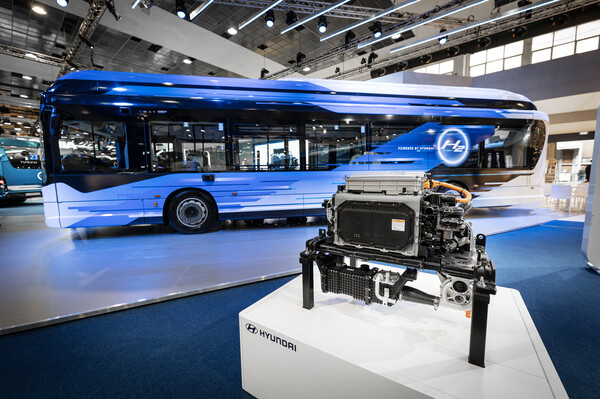 '버스월드 2023' 이베코버스 부스에서 전시 중인 수소전기 시내버스 'E-WAY H2'와 버스에 탑재된 현대자동차의 수소연료전지시스템. (사진=현대자동차그룹)/그린포스트코리아