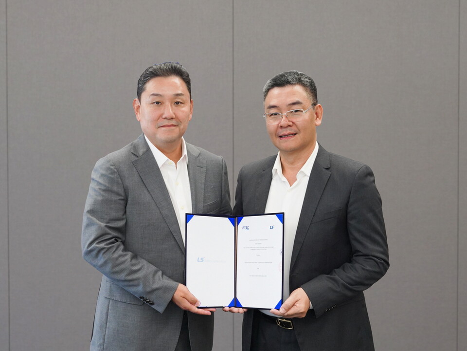 LS용산타워에서 '해저케이블 사업 협력을 위한 양해각서'를 체결한 이상호 LS전선아시아 대표(왼쪽)와 르 만 쿠옹(Le manh Cuong) PTSC 사장. (사진=LS전선)/그린포스트코리아