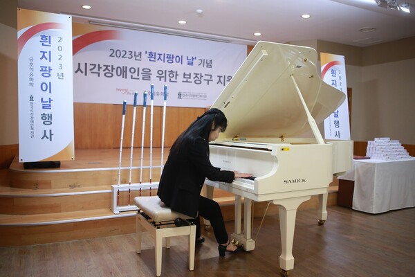 시각장애인 피아니스트 유예은 씨가 기념식에서 연주를 진행하고 있다. (사진=금호석유화학)/그린포스트코리아