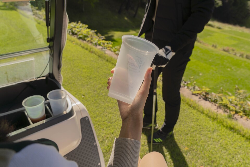 골프 코스에서 해피해빗 다회용컵을 이용하는 모습. (사진=SK텔레콤)/그린포스트코리아