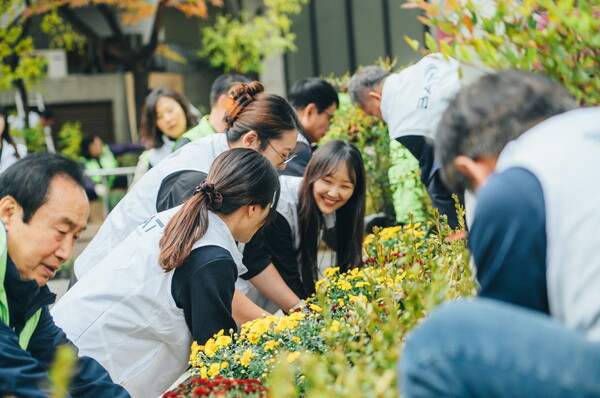 24일, BAT로스만스가 '꽃밭(꽃BAT) 캠페인'을 통해 담배꽁초와 쓰레기로 가득했던 서울 중구 신당동의 한 골목길을 가을 꽃밭으로 탈바꿈시켰다. (사진=BAT로스만스)/그린포스트코리아