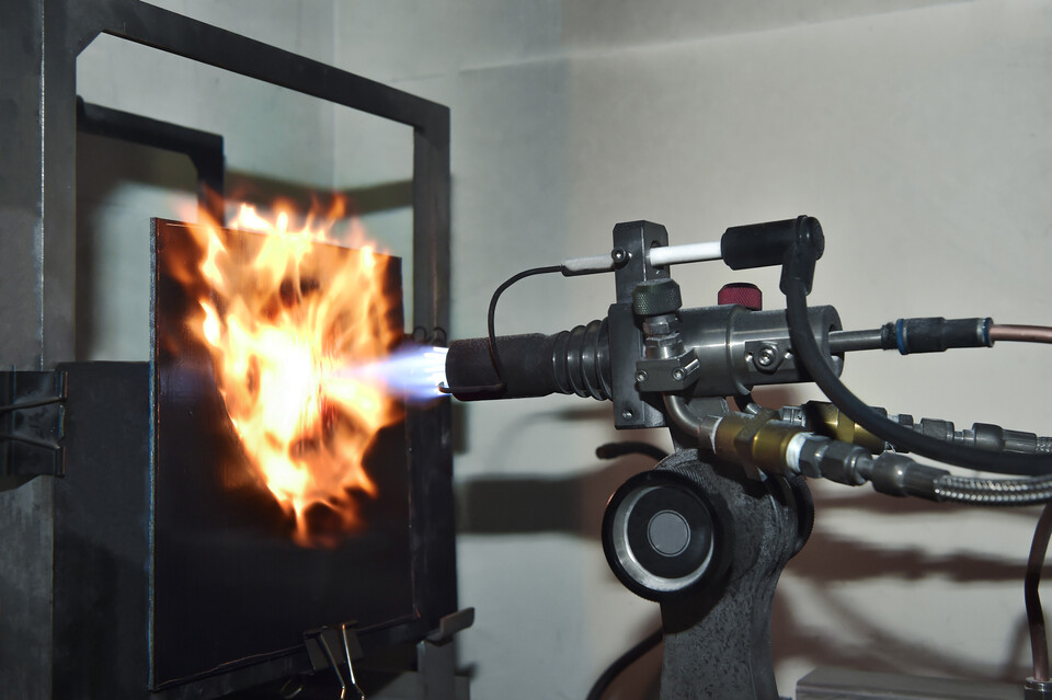 1500℃ 이상의 열과 압력을 가해도 20분 이상 견디는 '특수 난연 CFT'의 테스트 모습. (사진=LG화학)/그린포스트코리아