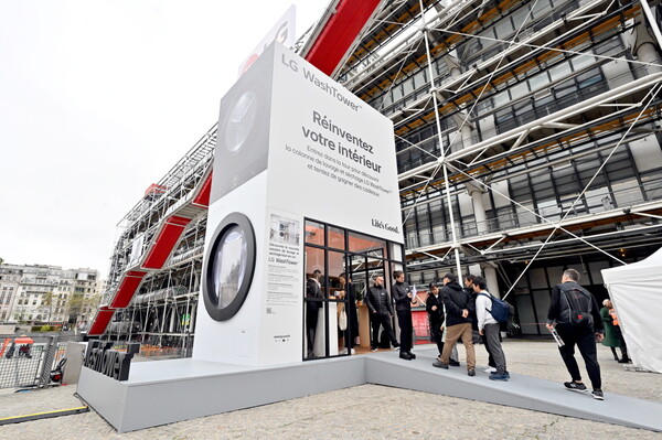 프랑스 파리의 현대미술관 '퐁피두센터' 앞 광장에 높이 8m 트롬 워시타워 구조물을 설치하고 차별화된 고객경험을 알리고 있는 LG전자. (사진=LG전자)/그린포스트코리아