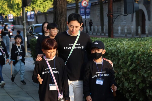 17일, 서울 경복궁 인근에서 진행된 'CJ도너스캠프 꿈키움 원더워크'에서 CJ프레시웨이 임직원 봉사자와 지역아동센터 아이들이 거리를 함께 걷고 있다. (사진=CJ나눔재단)/그린포스트코리아