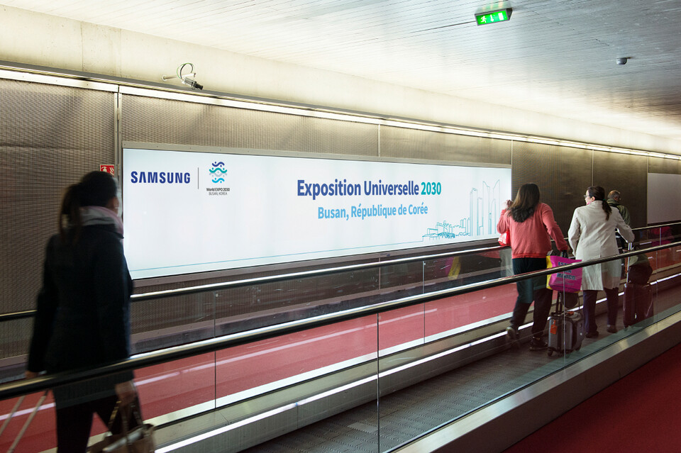 최근 프랑스 파리 샤를드골 국제공항에서 14개의 광고판을 통해 2023 부산 엑스포를 알리고 있는 삼성전자. (사진=삼성전자)/그린포스트코리아