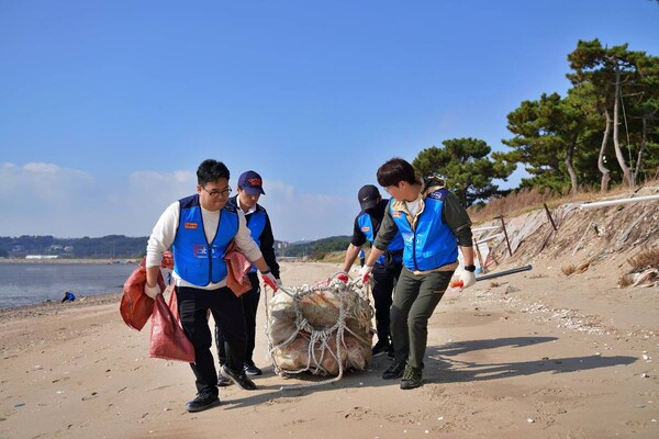 제너시스BBQ그룹이 반려해변으로 입양한 인천 용유해변에서 버려진 어업 쓰레기를 회수하고 있다. (사진=제너시스BBQ)/그린포스트코리아