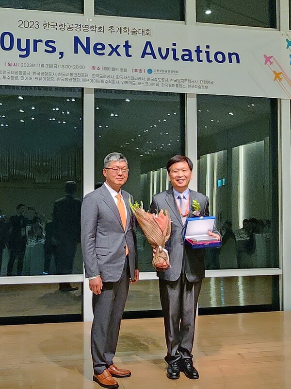 (오른쪽부터) 홍준모 제주항공 안전보안본부장이 강명수 한국항공경영학회장과 기념촬영을 하고 있다. (사진=제주항공)/그린포스트코리아