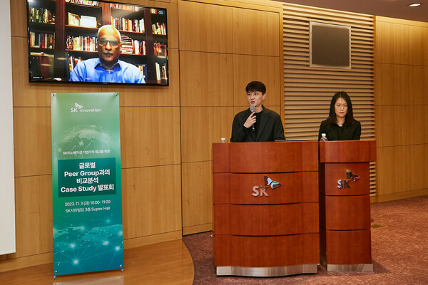 카난 라마스와미 교수(왼쪽)가 3일 서울 종로구 SK서린빌딩에서 열린 '글로벌 피어(Peer) 그룹과의 비교분석 케이스스터디' 발표회에서 연구 결과를 발표하고 있다. (사진=SK이노베이션)/그린포스트코리아