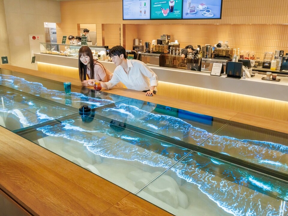 LG디스플레이가 스타벅스와 협업해 ‘더여수돌산DT점’에 설치한 초대형 투명 OLED 테이블. (사진=LG디스플레이)/그린포스트코리아
