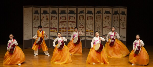 200회 영재한음회에서 춤담무용단이 진도북춤을 공연하고 있다. (사진=크라운해태제과)/그린포스트코리아