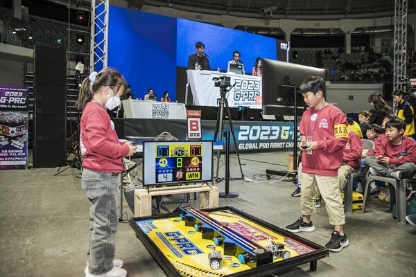 '글로벌 프로로봇 챔피언십 대회(G-PRC)' 참가자들이 열띤 경쟁을 펼치고 있다. (사진=에이럭스)/그린포스트코리아