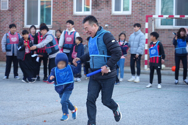 10일 충북 음성 '요셉의 집'을 방문한 한국투자증권 임직원 봉사단이 원아들과 함께 체육대회를 진행하고 있다. (사진=한국투자증권)/그린포스트코리아
