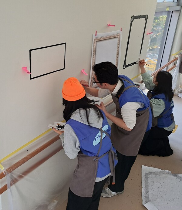 삼성물산 직원들이 패션 벽화 그리기를 하고 있다. (사진=삼성전자)/그린포스트코리아