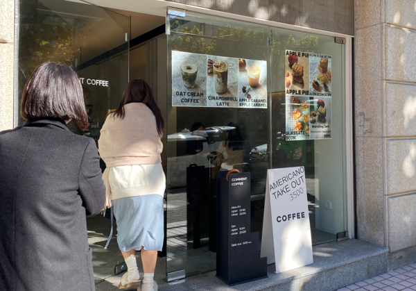 서울 홍대 앞 대로변의 한 커피전문점. 테이크 아웃 고객에게는 할인해주지만, 텀블러 등 개인 컵 사용고객에게는 할인혜택이 없다. (사진=본사DB)/그린포스트코리아