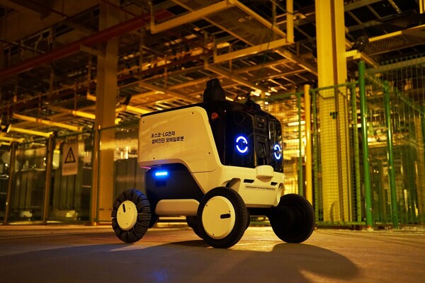 LG전자가 13일부터 이틀간 포스코 광양제철소 4열연공장 지하전기실에서 인공지능(AI) 자율주행로봇 실증 사업을 실시했다. 사진은 LG전자의 AI 자율주행로봇. (사진=LG전자)/그린포스트코리아