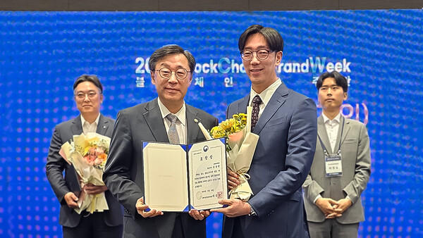 과학기술정보통신부 장관 표창을 수상한 김종협 파라메타 대표(오른쪽). (사진=파라메타)/그린포스트코리아