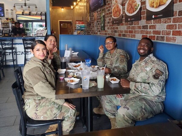 11일, 베테랑스 데이(Veterans Day, 미국 재향 군인의 날)에 일리노이주 BBQ 오폴른(O 'fallon)점에 방문한 미군들이 BBQ 치킨을 즐기고 있다. (사진=제너시느BBQ 그룹)/그린포스트코리아