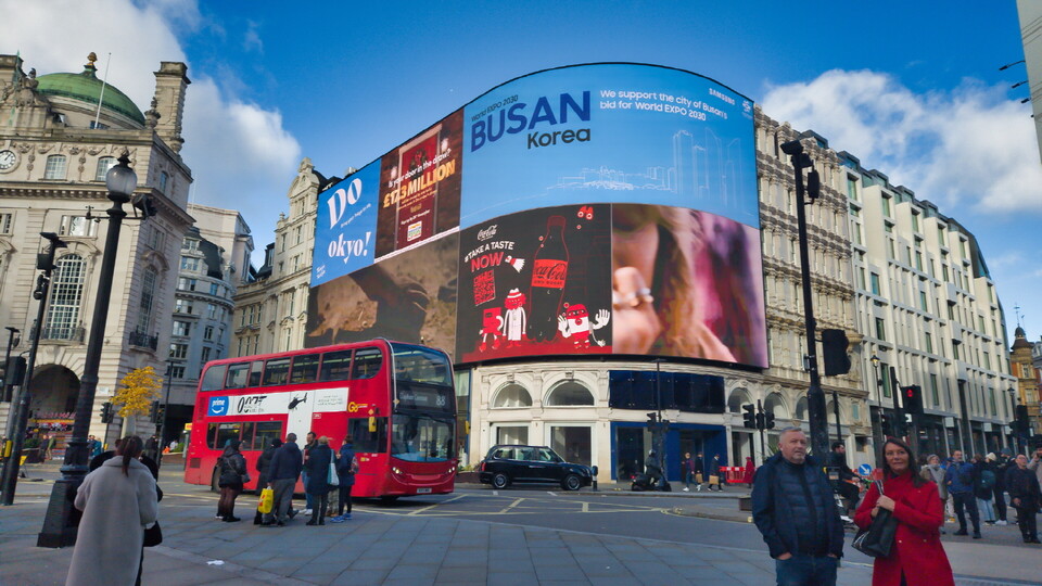 영국 런던 피카딜리 광장에서 삼성전자의 2030 부산엑스포 홍보 영상이 상영 중인 모습. (사진=삼성전자)/그린포스트코리아