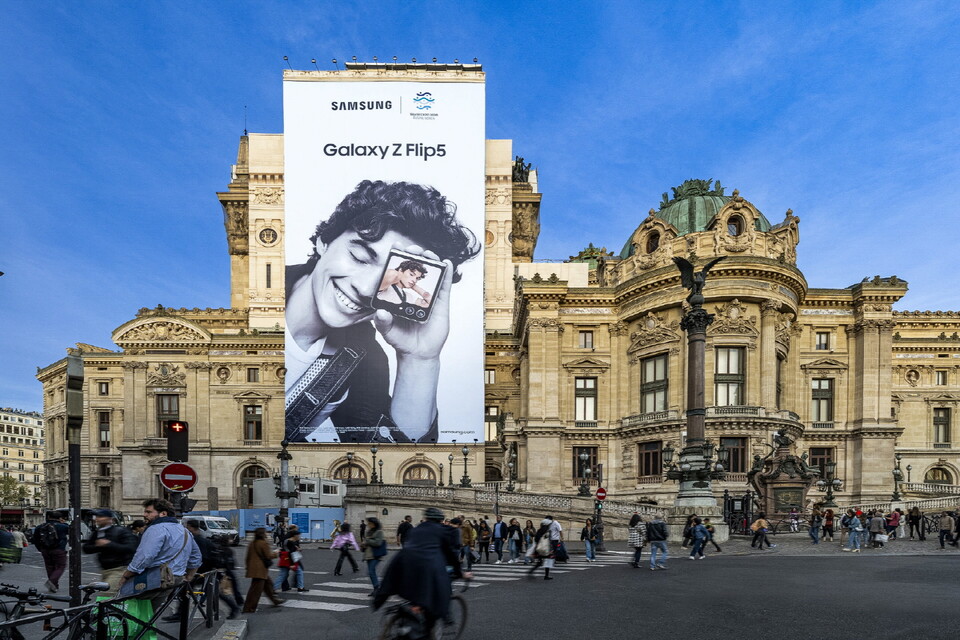 국제박람회기구 173차 총회가 열리는 프랑스 파리의 명소 '오페라 가르니에' 대형 옥외광고에 '갤럭시 Z 플립5' 이미지와 함께 부산엑스포 로고를 함께 진행하는 삼성전자. (사진=삼성전자)/그린포스트코리아