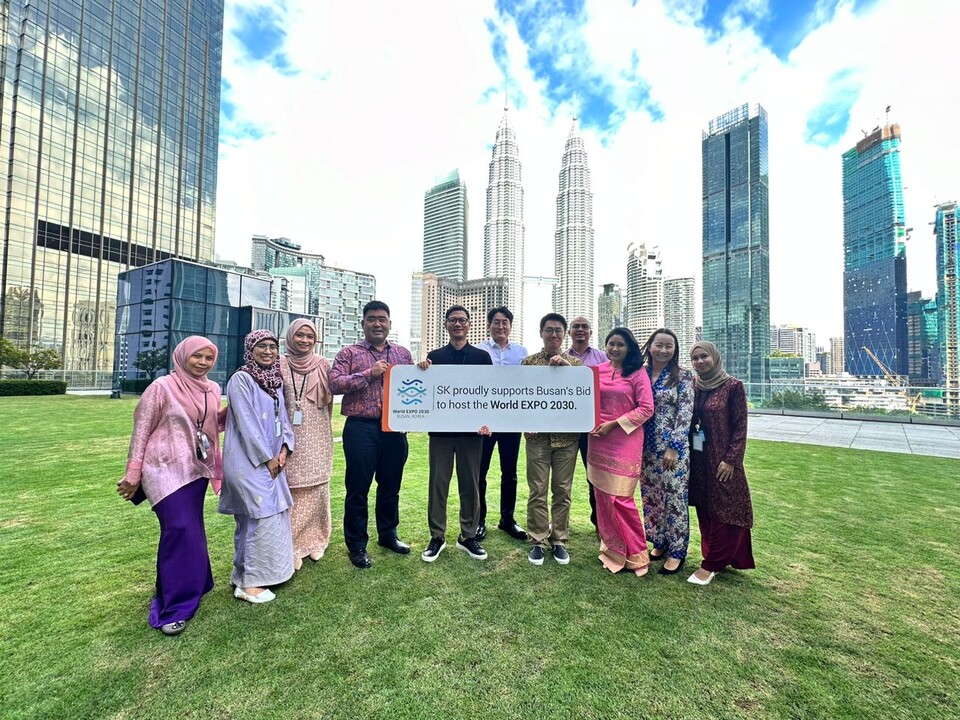 2030 부산엑스포 유치를 응원한 SK어스온 말레이시아 쿠알라룸푸르 지사 구성원들의 모습. (사진=SK이노베이션)/그린포스트코리아
