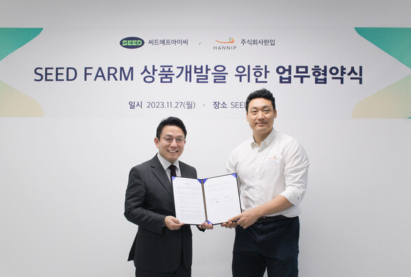 (왼쪽부터) 김찬호 씨드 대표와 최희찬 한입 대표가 서울 강남구 삼성동 씨드 본사에서 '씨드팜 상품개발을 위한 업무협약'을 체결했다. (사진=씨드)/그린포스트코리아