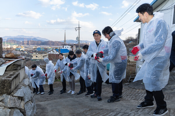 함진규 한국도로공사 사장과 임직원들이 연탄 나눔 봉사활동을 하고 있다. (사진=한국도로공사)/그린포스트코리아