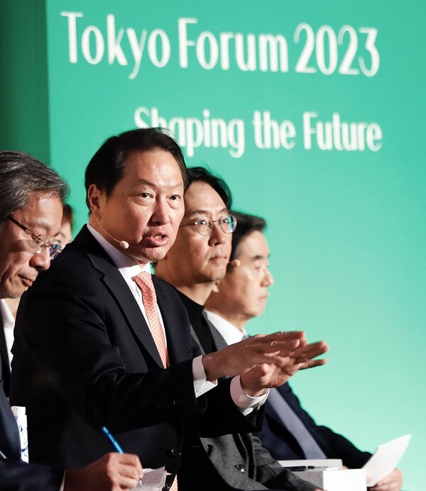 최태원 SK그룹 회장이 지난달 30일 일본 도쿄대에서 열린 '도쿄포럼 2023'의 비즈니스 리더스 세션에서 발언하고 있다. (사진=SK그룹)/그린포스트코리아