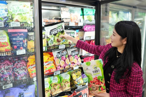 롯데마트 제타플렉스 서울역점 농산 매장에서 냉동과일을 쇼핑하는 모습. (사진=롯데마트)/그린포스트코리아