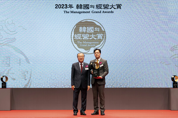 지난 5일,'2023 한국의경영대상'에서 'KB증권 다이렉트인덱싱'이 '올해의 혁신적인 서비스(Innovative Service of the Year)'를 수상하며 기념사진을 촬영하고 있다. (사진=KB증권)/그린포스트코리아