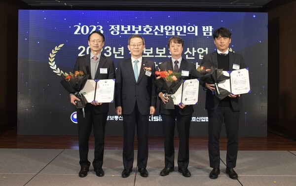 SK온(왼쪽에서 네 번째)은 6일 서울 여의도 63컨벤션센터에서 열린 '정보보호산업인의 밤' 행사에서 정보보호 공시 우수기업으로 선정돼 이종호 과학기술정보통신부 장관(왼쪽에서 두 번째)으로부터 '2023 정보보호산업 발전 유공표창'을 수상했다. (사진=SK온)/그린포스트코리아