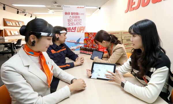 제주항공 직원들이 서울 강서구 항공지원센터 라운지에서 뇌파 및 자율신경 균형검사를 진행하고 있다. (사진=제주항공)/그린포스트코리아