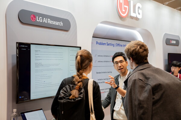 이문태 LG AI연구원 어드밴스드 ML랩장이 LG 통합 부스를 찾은 인공지능(AI) 연구자들과 대화를 나누고 있다. (사진=LG)/그린포스트코리아