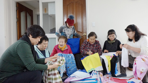 폐현수막 장바구니를 제작 중인 마산합포 할머니 봉사회. (사진= KT)/그린포스트코리아