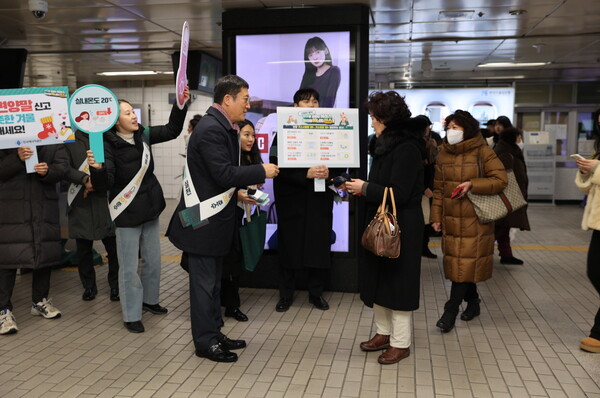 이상훈 한국에너지공단 이사장이 겨울철 에너지절약 실천요령을 홍보하고 있다. (사진=한국에너지공단)/그린포스트코리아